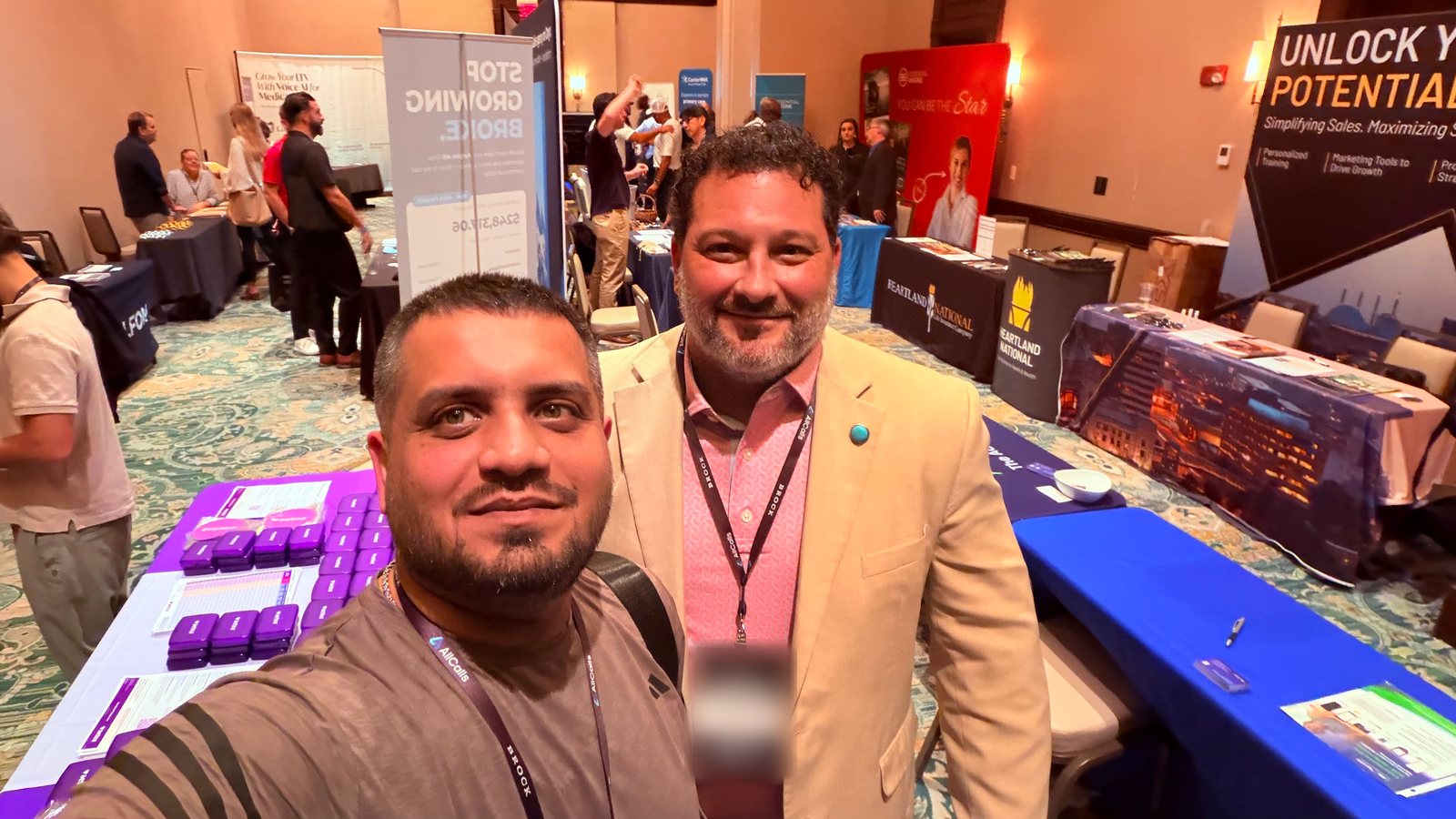 Wali Zuberi taking a selfie with an attendee on the MedicareCon 2026 expo floor